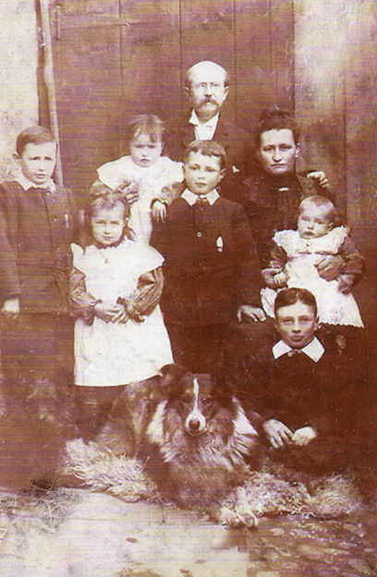 Photo of photos/Roderick James McKenzie McLennan Family abt 1900